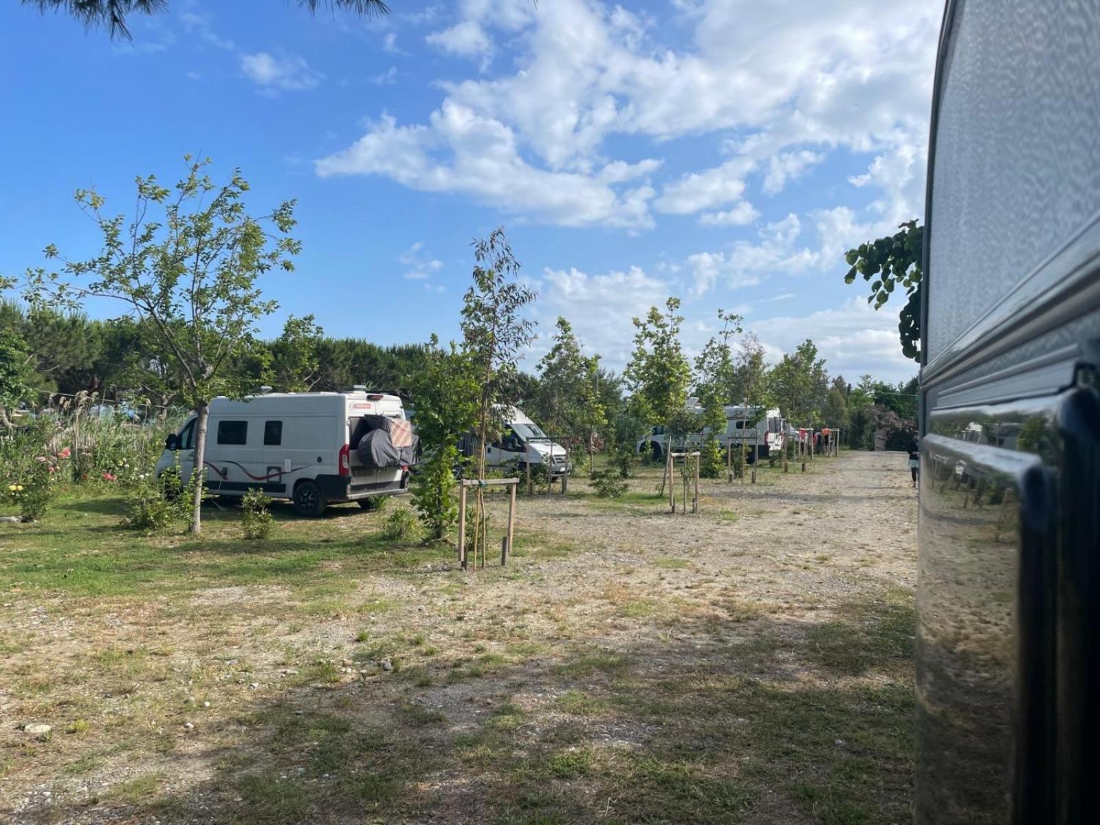 Camper Albanien Otel Golem  Dış mekan fotoğraf